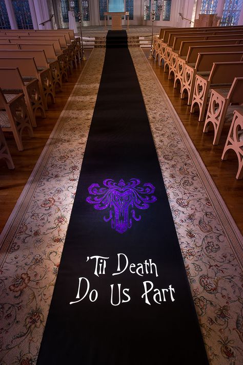 Custom aisle runner at Disney's Wedding Pavilion inspired by Halloween and The Haunted Mansion Halloween Wedding Decorations, Corpse Bride Wedding, Gothic Wedding Theme, Dulceros Halloween, Nightmare Before Christmas Wedding, Dark Wedding Theme, Spooky Ideas, Halloween Themed Wedding, Halloween Decor Diy