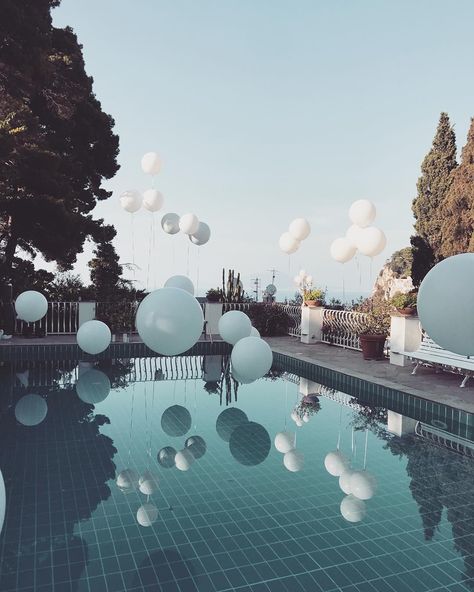 Isla & Smith on Instagram: “How we do Capri pre-parties 🎈#fashion #interiordesign #inspired #celebrations #bespoke #weddingplanner #weddingstylist #capriwedding #capri…” Floating Pool Decorations, Engagement Party Balloons, Pool Wedding Decorations, Backyard Engagement Party, Garden Engagement Party, Summer Engagement Party, Floating Letters, Backyard Engagement, Backyard Engagement Parties