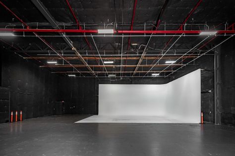 Film Studio Design, Warehouse Photography, Los Angeles Bars, Blur Studios, Head Quarters, Film Studio, Space Ideas, Furniture Showroom, Office Environment