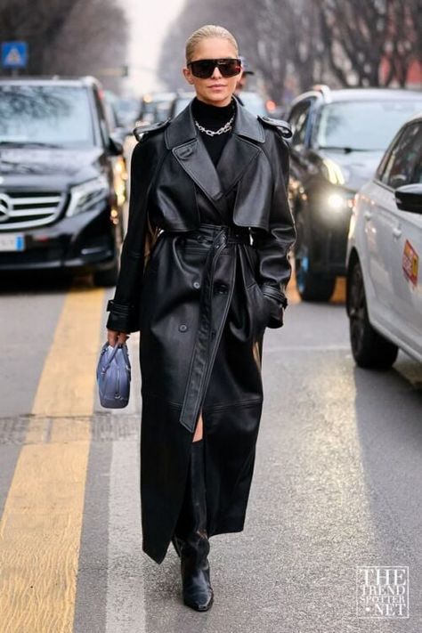 Womens All Black Outfit Street Style, Long Black Leather Coat Outfit, Urban Dramatic Style, Leather Trench Coat Street Style, Black Leather Trench Coat Outfit, Leather Trench Outfit, Long Leather Jacket Outfit, Leather Trench Coat Outfit, Paris Fall Outfits