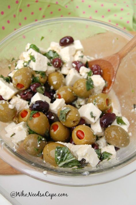 Olive Salad Recipe, Feta Salat, Marinated Olives, Olive Salad, Bbq Picnic, Olive Recipes, Grape Salad, Low Carb Salad, Dinner Night