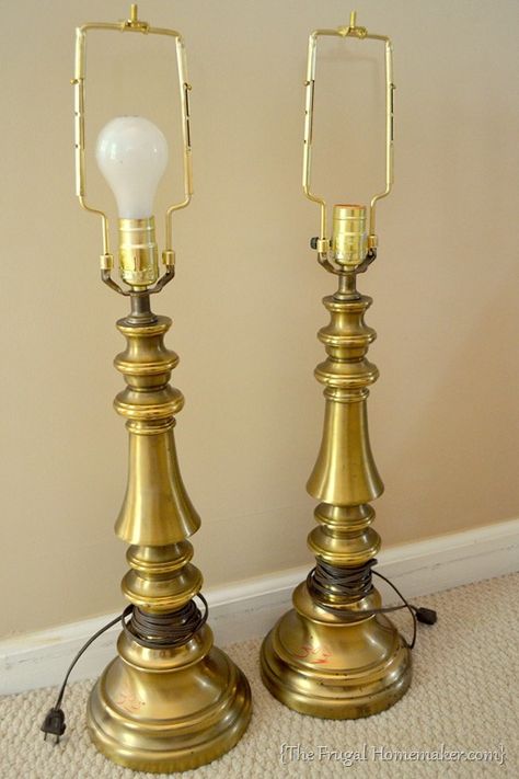 Painted Brass Lamps, Lampshade Upcycle, Spray Paint Techniques, Lamp Redo, Painting Old Furniture, Outdoor Lighting Design, Brass Lamps, Diy Outdoor Lighting, Lamp Makeover