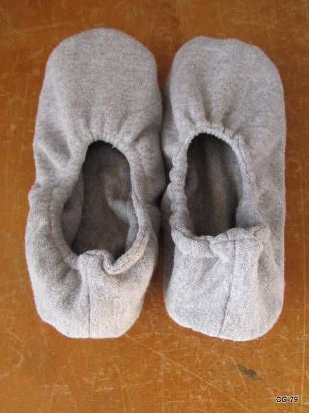 Sweatshirt Upcycle Diy, Diy Sweatshirt Refashion, Sweatshirt Upcycle, Sewing Slippers, Sweatshirt Diy, Upcycle Diy, Diy Sy, Old Sweatshirt, Sweatshirt Refashion