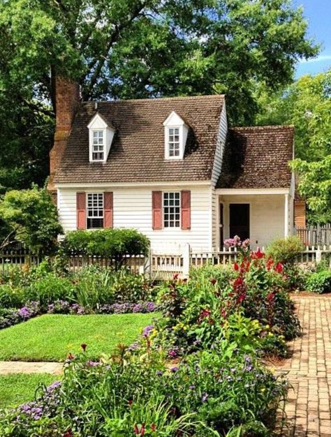 Charming Colonial Cottage with verdant front garden Classic Colonial Homes Exterior, Midwest Cottage, Modern Colonial House Plans, Small Colonial House, Modern Colonial House, Classic Colonial Homes, Williamsburg Vacation, House Plans Colonial, American Cottage