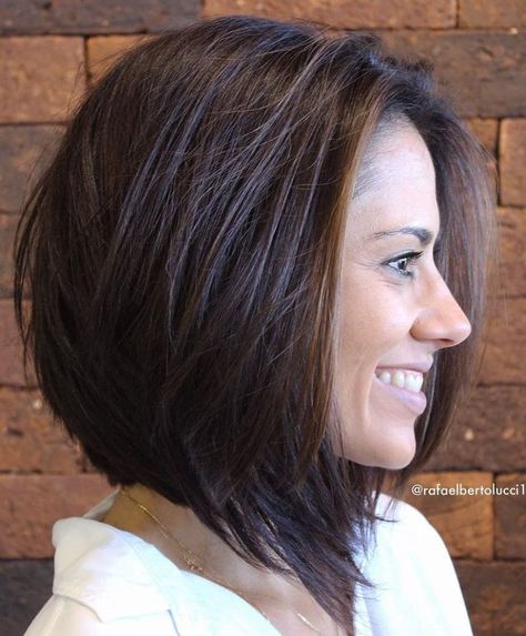 Angled Choppy Bob For Thick Hair Choppy Bob For Thick Hair, Bob Panjang, Angled Bob Hairstyles, Inverted Bob Hairstyles, Hairstyles For Thick Hair, Thick Wavy Hair, Bob Hairstyles For Thick, Wavy Bob Hairstyles, Choppy Bob Hairstyles