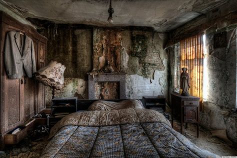 The Abandoned House is a large in the middle of a forest, near a longpaw town and a river... Old Abandoned Houses, Old Mansions, Abandoned Castles, Sweet Night, Peeling Paint, Abandoned Mansions, In The Corner, Frozen In Time, Haunted Places