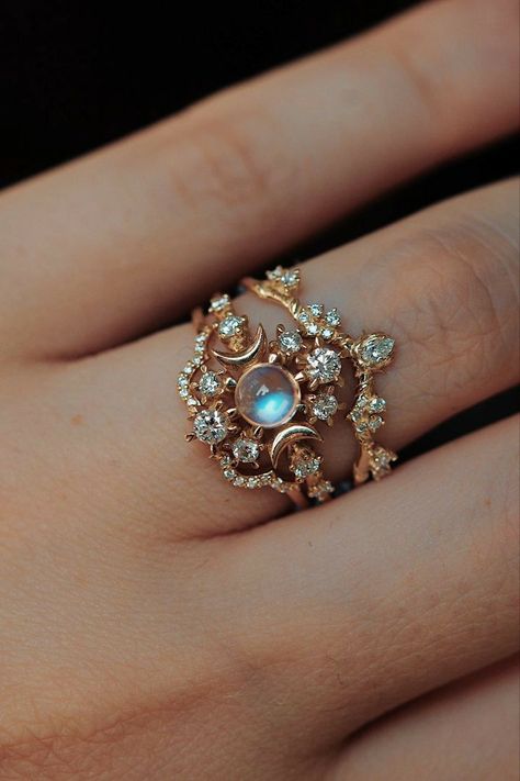 Dream Engagement Rings, Gold Halo, Oc Ideas, Magic Book, Wedding Rings Unique, Wedding Rings Vintage, Shiny Things, Pretty Wedding, Pretty Rings