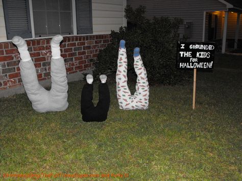 Kids Being Bad? Ground Them For Halloween This Year! - The Fun Times Guide to Home Building Halloween Lawn Decorations, Funny Halloween Decorations, Diy Halloween Dekoration, Disney Halloween Decorations, Cheap Diy Halloween Decorations, Halloween Lawn, Halloween Diy Outdoor, Image Halloween, Casa Halloween