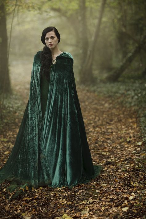 Luv Morgana's cape! So pretty! It would be so much fun to ride a horse with this!! Wouldn't it?!?! :) Green Cloak, Morgana Le Fay, Mode Editorials, Katie Mcgrath, Medieval Dress, Fantasy Costumes, 인물 사진, Fantasy Fashion, Covet Fashion