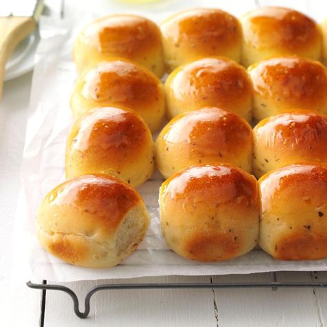 Herb Buttermilk Dinner Rolls Buttermilk Dinner Rolls, Dinner Roll Recipe, Yeast Rolls Recipe, Fluffy Dinner Rolls, Dinner Roll, Spaghetti Dinner, Baked Rolls, Yeast Rolls, Dinner Rolls Recipe