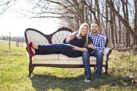 Couch Photoshoot, Outdoor Photo Props, Photo Ideas For Family, Picture Portraits, Couch Poses, Christmas Couch, Family Couch, Branding Poses, Antique Couch