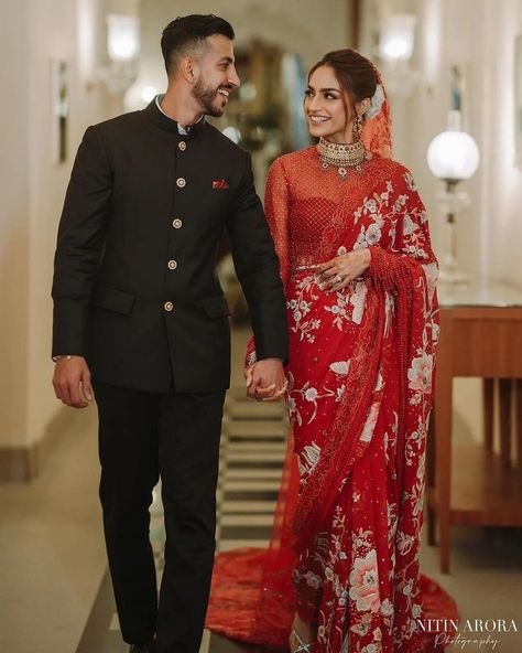 Reception Look For Bride And Groom, Red Saree Reception Look, Reception Couple Dress, Reception Look For Groom, Groom Reception Outfit Indian, Brides In Saree, Red Saree Bridal Look, Reception Dress For Groom, Indian Reception Look