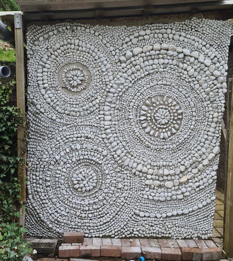 Outdoor Mosaic Wall Art, Rock Mosaic Art, Rock Mosaics, Backyard Art, Mosaic Art Diy, Garden Art Ideas, Mosaic Art Projects, Dekor Diy, Pebble Mosaic