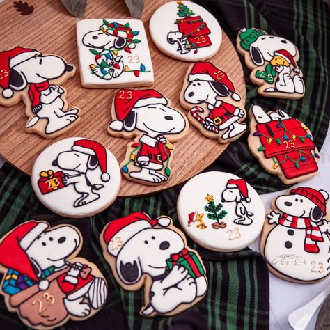 Snoopy Christmas custom sugar cookies Snoopy Cookies, Snoopy Christmas Decorations, Kindergarten Christmas Party, Sugar Cookies Christmas, Snoopy Birthday Party, Snoopy Art, Birthday Sugar Cookies, Royal Cookies, Cookies Decoration