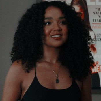 Curly Hair Celebrities, Aisha Dee, Crow Books, Healing Heart, Gilmore Girls, Curly Hair, Curly Hair Styles, Actresses, Tumblr