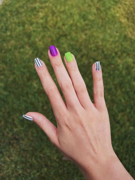 Short Beetlejuice Nails Simple, Beetlejuice Nails Square, Easy Beetlejuice Nails, Beetlejuice Short Nails, Beetlejuice Manicure, Beetle Juice Nail Art, Beetle Juice Nails Acrylic, Simple Beetlejuice Nails, Short Beetlejuice Nails