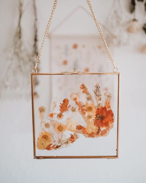 Diy Gifts For Mother In Law, Grandma Gifts Diy, Diy Grandma Gifts, Diy Gift For Grandma, Present For Grandma, Pressed Florals, Present For Mother, Diy Gifts For Grandma, Pressed Flowers Diy