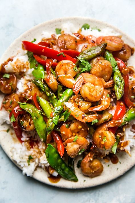 Garlic Shrimp Stir Fry, Stir Fry Shrimp Recipes, Sawi Hijau, The Modern Proper, Modern Proper, Shrimp And Vegetables, Shrimp Stir Fry, Juicy Shrimp, Pasti Sani