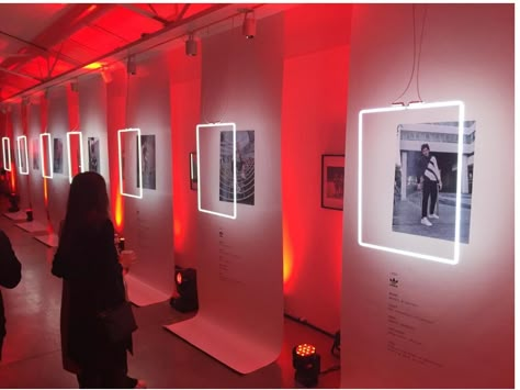 Exhibition Lighting Ideas, Lighting Exhibition Design, Event Product Display, Photo Exhibition Design, Immersive Art Exhibition, Light Display Ideas, Creative Booth Design Exhibition Stands, Product Display Wall, Photography Exhibition Display