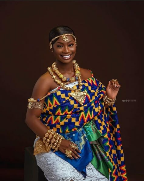 Ashanti Traditional Clothing, Ghanaian Cloth Styles, Kente Photoshoot, Ghana Photoshoot, Akan Tribe, Ghana Independence, Ghana Clothes, Ghana Culture, African Traditional Wedding Dress