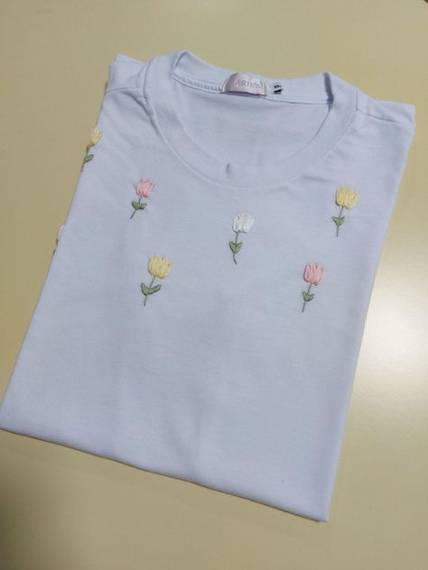 T-shirt Tulipas / Camiseta Babylook Tulipas | Elo7 Diy Embroidery Shirt, Embroidered T Shirt, Hand Embroidery Tutorial, Hand Embroidery Projects, Embroidery On Clothes, Girly Dresses, Shirt Embroidery, Flower Embroidery Designs, Kurta Designs