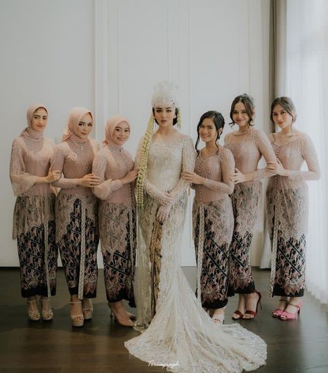 Para bridesmaid di pernikahan Margin winaya hermawan Braidsmaid Hijab, Indonesia Traditional Clothes, Bridesmaid Kebaya, Bridesmaid Dresses Hijab, Love Story Photo, Kebaya Bridesmaid, Indonesia Traditional, Javanese Wedding, Kebaya Dress