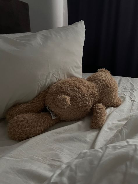 Teddy Bear On Bed Aesthetic, Teddy Bear On Bed, Teddy Bear Aesthetic, Ig Background, Teddy Bear Sleeping, Sleepy Teddy Bear, Extravagant Wedding Cakes, Bear Bed, White Bedspreads