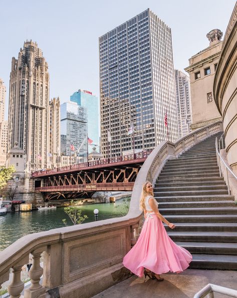 The Chicago Riverwalk. Click here to get the top 10 of the best things to do in Chicago! I have gathered for you a list of the 10 best things to see and do in Chicago! #chicagoriver #skyline #skycrapers #riverwalk #chicago #illinois #usa | What to do in Chicago | What to see in Chicago | Chicago travel guides | Chicago architecture | Chicago photography | Chicago tourism | Chicago trip | Best things to do in Chicago | Top things to do in Chicago Chicago Places To Visit, Photos In Chicago, Chicago Travel Guide, Chicago Hot Dog, Chicago Vacation, Chicago Aesthetic, Places In Chicago, Chicago Riverwalk, Things To Do In Chicago