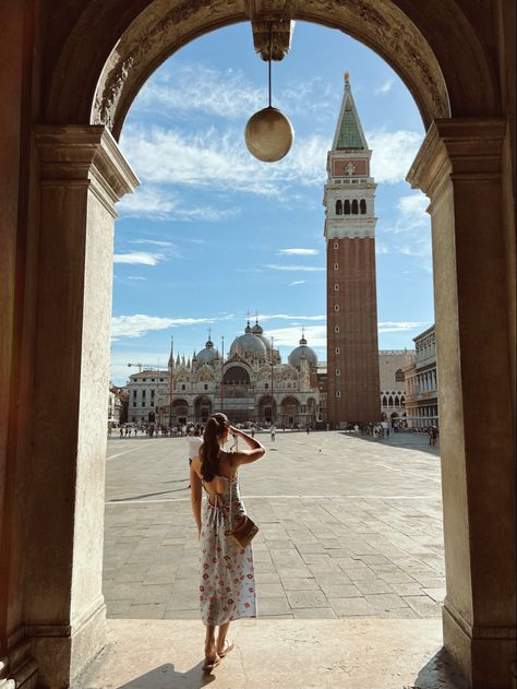 Italy Poses Photo Ideas, Pictures In Venice Ideas, Photo Poses Italy, Verona Picture Ideas, Venice Italy Picture Ideas, Florence Astethic, Venecia Photo Ideas, Venezia Photo Ideas, Venice Instagram Pictures