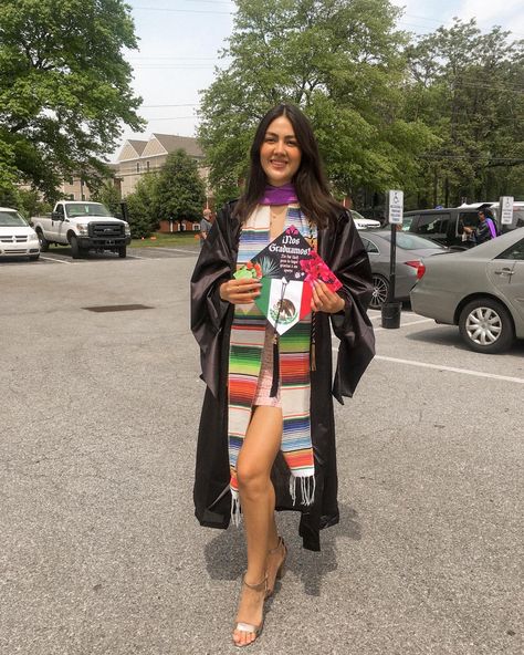 Latinx Grad Caps, Mexican Graduation Sash, Latina Graduation, Cute Graduation Outfits, Mexican Graduation, Graduation Outfit Ideas, Senior Year Fun, College Photography, Graduation Sash