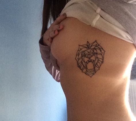 #lion #tattoo #ribs #minimal #brave Lion Tattoo Ribs, Lionheart Tattoo, Tattoo Design Minimal, Tattooed Couples Photography, Ribs Tattoo, Tattoo Ribs, Flower Tat, Tattoo Lion, Lion Tattoos