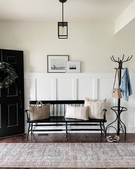 White Bench Entryway, Entry Coat Rack, Entryway Styling, Foyer Bench, Ikea Entryway, Creating An Entryway, Entryway Style, Entryway Coat Rack, Entry Bench