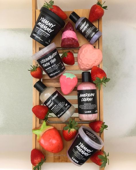 Lush Branding, Lush Bath Aesthetic, Lush Cosmetics Aesthetic, Lush Aesthetic, Glossy Eyeshadow, Lush Bathbomb Diy, Pamper Night, Body Conditioner, Pink Lips Makeup