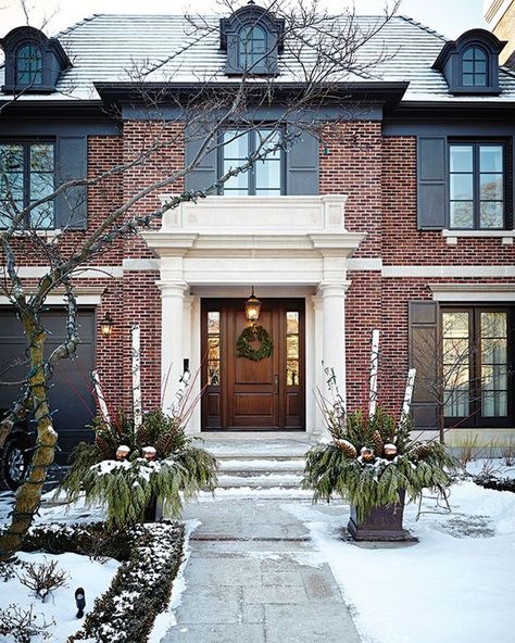 Red Brick House Exterior, Red Brick Exteriors, Colonial House Exteriors, Red Brick House, Brick Exterior House, Entrance Design, Georgian Homes, Windows Exterior, Outdoor Holiday Decor