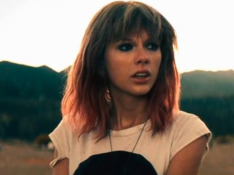 I Knew You Were Trouble by Taylor Swift  #youtube #music #videos #YouTubeMusic #MusicVideos Taylor Swift Pink Hair, Taylor Swift Music Videos, Rocker Look, Taylor Swift Music, All About Taylor Swift, Taylor Swift Red, Taylor Swift Hair, Red Taylor, Body Picture