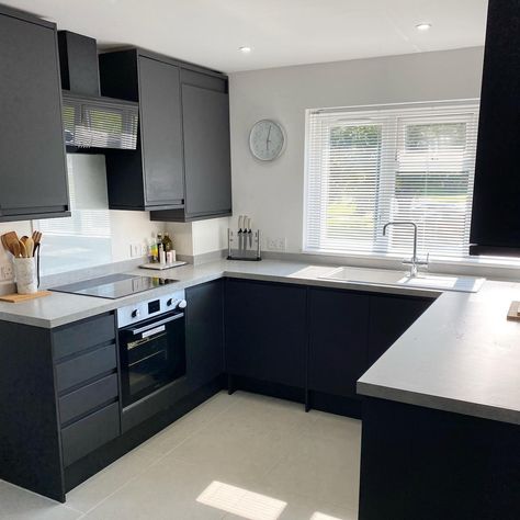 Kitchen Remodel Gray Cabinets Modern, Dark Grey Kitchen Decor, Kitchen Interior Design Decor Black, Kitchen Design Grey And Black, Black Colour Kitchen Design, Ideal Kitchen Design, Small Charcoal Kitchen, Charcoal Grey And White Kitchen, Kitchen Interior White And Black