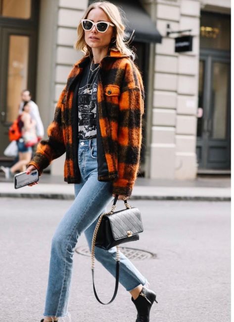 Plaid Shirt Outfits, Edgy Fashion Outfits, Fall Fashion Coats, Looks Jeans, Elegante Y Chic, Fall Fashion Trends Women, All Jeans, Looks Street Style, T Shirt And Jeans