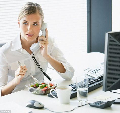 You'll work better if you take lunch at your desk: Employees who spend an hour in a restaurant have reduced brain function in the afternoon -- Staff who spent an hour out to lunch at a restaurant with friends had reduced brain function Power Plate, Out To Lunch, Eat Lunch, Body Hacks, Lunch Break, Proper Nutrition, Green Juice, Healthy Eating Habits, Brain Function