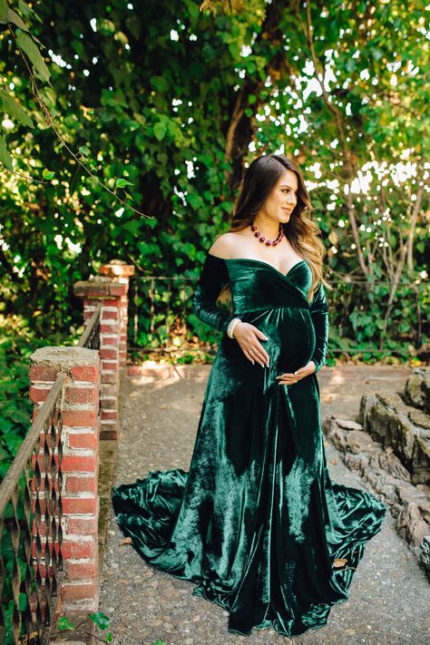 Velvet Dress Maternity Pictures, Forest Green Maternity Dress, Dark Green Maternity Dress Photoshoot, Dark Green Maternity Dress, Green Velvet Maternity Dress Photoshoot, Green Maternity Dress Photoshoot, Emerald Green Maternity Dress, Maternity Shoot Green Dress, Green Velvet Dress Maternity