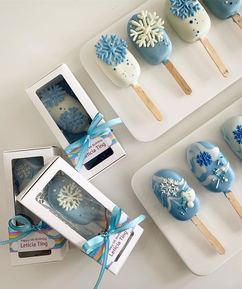 Cake pop and cakery by Nur on Instagram: “I have Jenny in the studio today. She requested to learn and to make 20pcs cakesicles with frozen theme in our private session. She want to…” Frozen Cakesicles, Cake Sicles, Frozen Cake Pops, Popsicles Cake, Ice Cream Cake Pops, Christmas Themed Cake, Disney Frozen Party, Disney Birthday Cakes, Frozen Birthday Cake