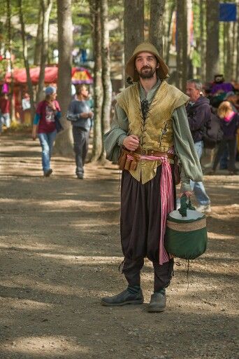 Doable DIY mens renaissance outfit. Nonbinary Ren Faire, Renfaire Outfit Men, Mens Ren Faire Outfit, Ren Faire Outfit Ideas, Renfest Costume, Diy Festival Outfit, Diy Costumes Men, Fair Costume, Peasant Costume