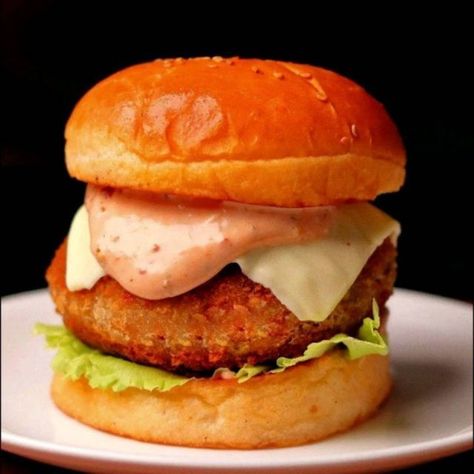 Aloo Tikki Burger, Crispy Veg, Vegetable Patties, Veg Crispy, Mcdonald's Burger, Veg Burger, Tasty Burger, Aloo Tikki, Green Capsicum