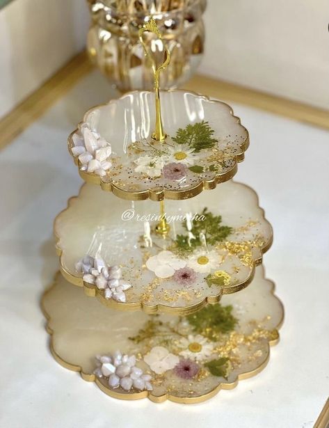 3 Tier Resin Tray, Unique Resin Ideas To Sell, Seni Resin, Clock Making, Resin Crafts Tutorial, Resin Art Painting, Diy Resin Projects, Resin Wall Art, Diy Resin Art