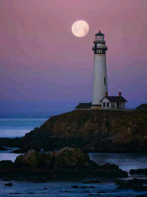 Moon rising over the ocean Flaw Less, Pink Hour, Lighthouses Photography, Lighthouse Photos, Lighthouse Keeper, Lighthouse Pictures, Lighthouse Painting, Lighthouse Art, Beautiful Lighthouse