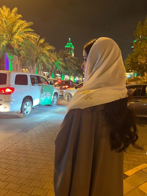 Oman Girls, Rihanna Dress, Brunette Aesthetic, Muslim Outfits Casual, Hijabi Aesthetic, Arab Beauty, Beautiful Curly Hair, Muslimah Aesthetic, Local Girls