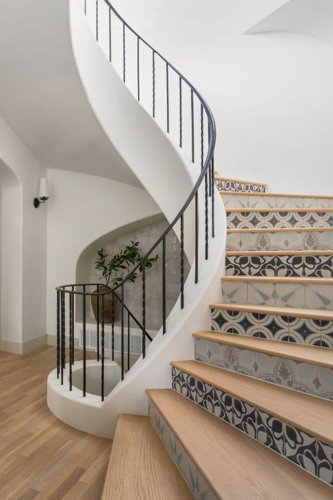 Spanish Costal Home, Modern Spanish Tile Floor, Spanish Style Basement, Spanish Style Modern Homes, Spanish Architecture Interiors, Spanish Costal Decor, Mediteranian Style Homes, Spanish Style Staircase, Black And White Spanish Style Home