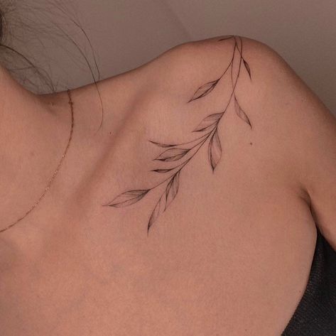 Fine Line Tattoo Designs, Line Tattoo Designs, Feminine Shoulder Tattoos, Tattoo Ideas Unique, Beauty Tattoo, Bone Tattoos, Fine Line Tattoo, Petite Tattoos, Tattoo Cover Up