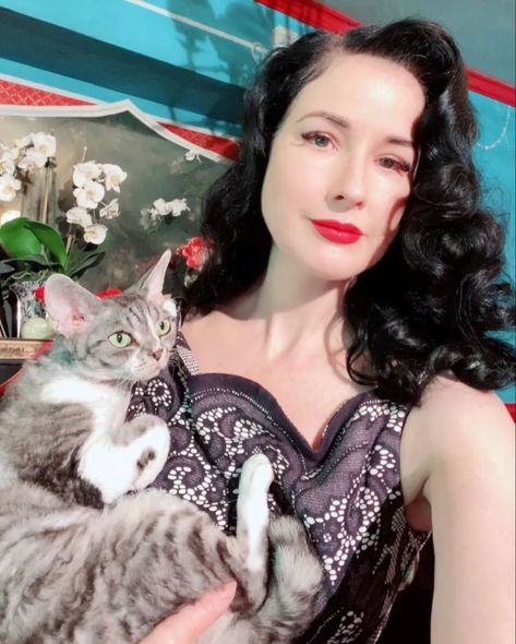 Dita Von Teese Makeup, Dita Von Teese Style, Miss Mosh, Photo Posing, Hair Puff, Celebrity Skin, Peinados Fáciles Para Cabello Corto, Most Beautiful People, Dita Von