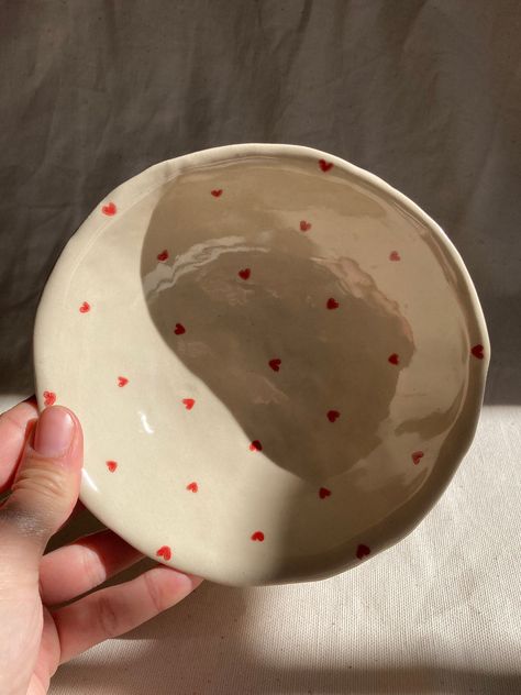 Bowl - ceramic bowl - stoneware bowl - handmade bowl - handmade ceramic bowl - artisanal bowl - heart bowl - very soft bowl 🌿 This small fine bowl was entirely made by hand in my workshop. It can have any kind of use: breakfast bowl, appetizer bowl, container, key/jewelry storage, simple decoration... it's up to you to find! 📏Dimensions: Height: approximately 4cm Diameter: approximately 14.5cm 🏺Materials: White sandstone (beige rendering!) Slip Transparent email (Rough and irregular rendering How To Make Ceramic Bowls, Bowls Pottery Painting Ideas, Paint Your Own Bowl Ideas, Ceramic Jewelry Bowl, Ceramic Breakfast Bowl, Clay Bowl Ideas Design, Bowl Ideas Ceramic, Ceramic Pottery Bowl, Ceramics Bowl Ideas