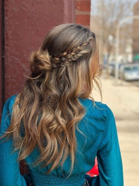 Easy Double Braids, Bridesmaid Hair Half Up Long, Buns Ideas, Double Braids, Bun With Curls, Half Up Bun, Half Braid, Braided Half Up, Bridesmaid Hair Half Up